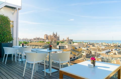 Restaurant/places to eat, Lounge or bar, City view, Sea view, Lunch, Dinner, Alcoholic drinks, Non alcoholic drinks