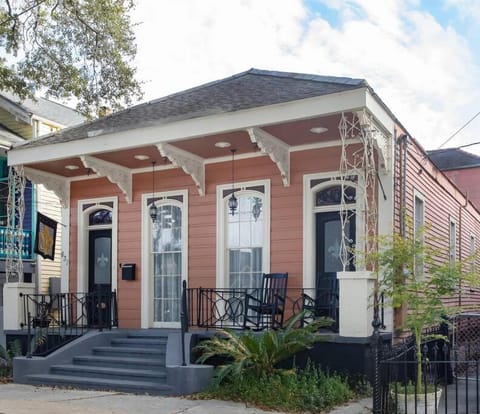 Property building, Facade/entrance, Day, Neighbourhood, Street view