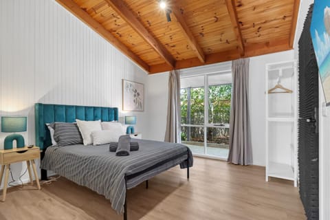 Bed, TV and multimedia, Bedroom, wardrobe