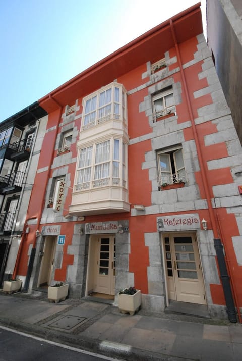Facade/entrance