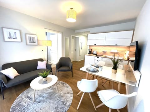 Coffee/tea facilities, Kitchen or kitchenette, Living room, Dining area