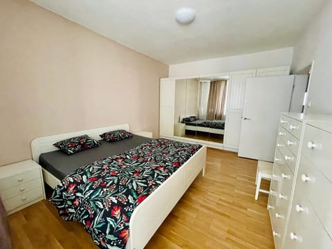 Bed, Photo of the whole room, Bedroom, wardrobe