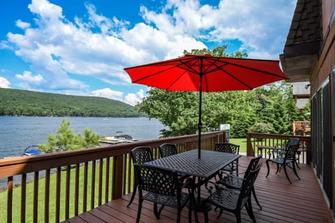 Patio, Balcony/Terrace, Seating area, Dining area, Lake view, Mountain view