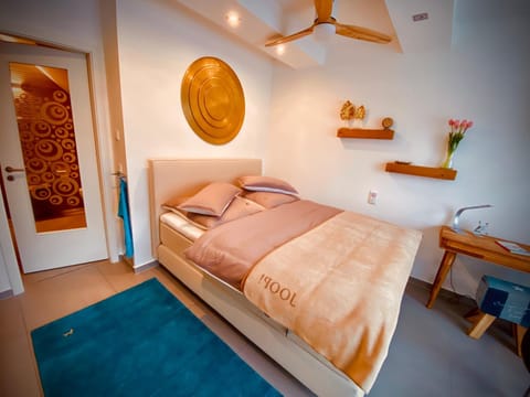 Bed, Photo of the whole room, fireplace