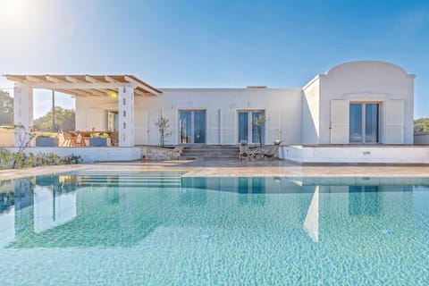 Property building, Day, Pool view, Swimming pool, sunbed