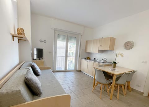 TV and multimedia, Kitchen or kitchenette, Living room, Decorative detail, Seating area