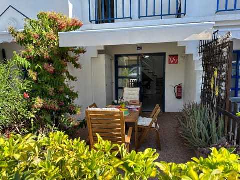 Property building, Spring, Garden, View (from property/room), Balcony/Terrace, Dining area