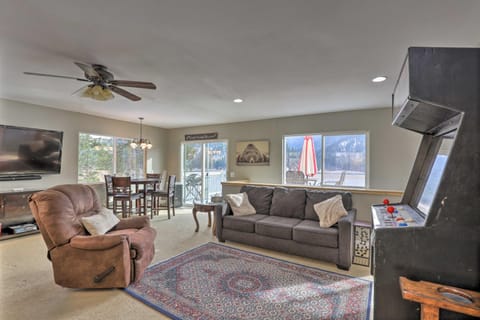 Lake Loon Hillside Cottage with Private Deck! House in Washington