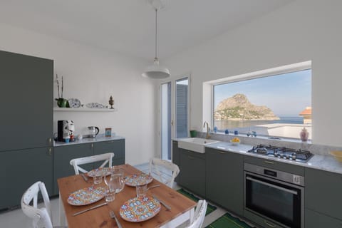 Kitchen or kitchenette, Dining area