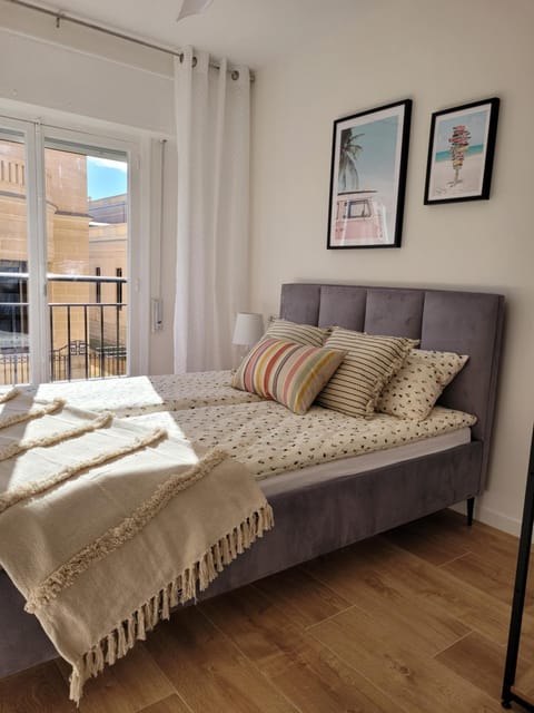 Bedroom, Street view