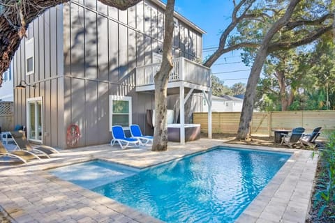 Downtown St Aug Home by Fountain of Youth Pool Spa by Beach Add Golf Cart House in Vilano Beach