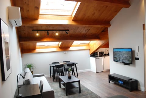 Communal lounge/ TV room, TV and multimedia, Kitchen or kitchenette, Living room, Seating area, Dining area