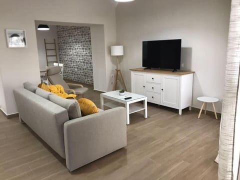 TV and multimedia, Living room, Photo of the whole room, Seating area