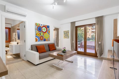 Communal lounge/ TV room, Living room, Seating area, Dining area, hair dresser, internet, soundproof, air conditioner