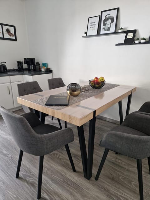 Seating area, Breakfast