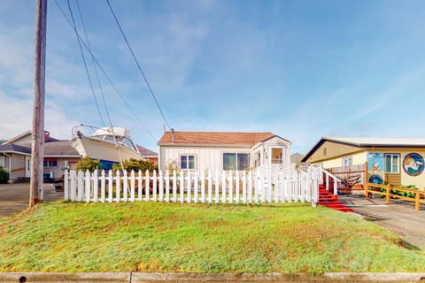 DnA Tiny beach House House in Oregon