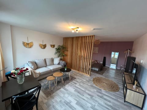 TV and multimedia, Seating area, Dining area