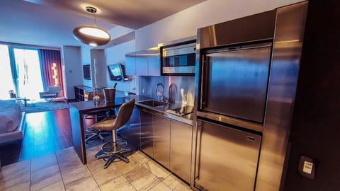 Kitchen or kitchenette, Dining area, dishwasher, minibar, stove