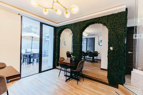 Restaurant/places to eat, Seating area
