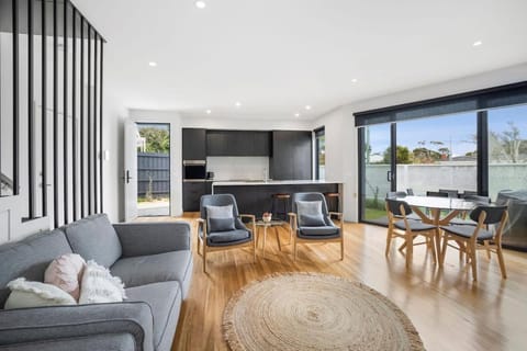 Kitchen or kitchenette, Living room, Seating area, Dining area
