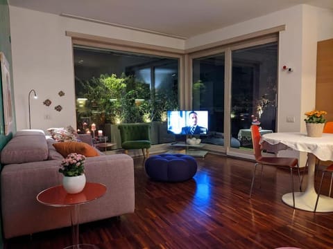 Communal lounge/ TV room, TV and multimedia, Living room, Seating area, Evening entertainment