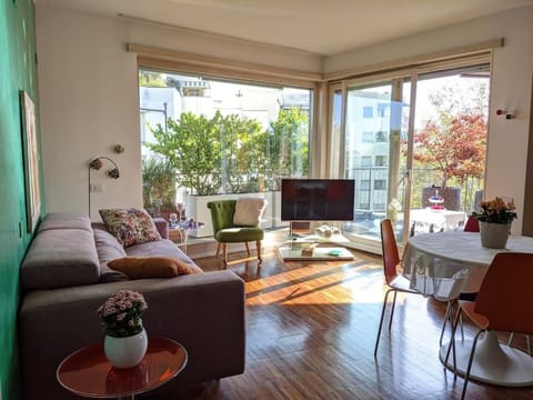 Communal lounge/ TV room, TV and multimedia, Living room, Seating area, Dining area, Evening entertainment