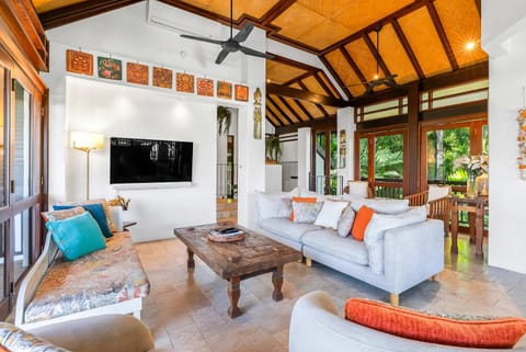 TV and multimedia, Living room, Seating area, Evening entertainment, air conditioner