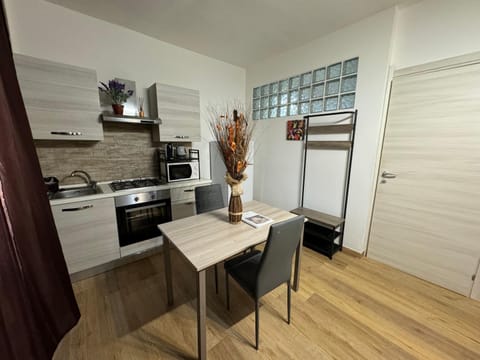 Kitchen or kitchenette, Dining area, minibar, pet friendly, stove