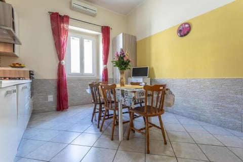 Kitchen or kitchenette, Dining area, air conditioner