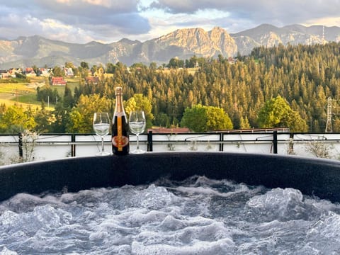 Nearby landmark, Day, Natural landscape, Hot Tub, Mountain view, Pool view