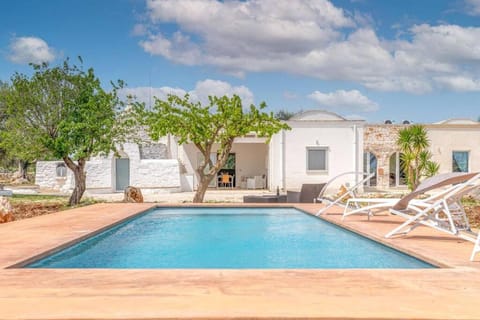 Property building, Day, Pool view, Swimming pool, sunbed