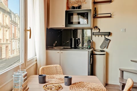 Kitchen or kitchenette, Dining area, stove