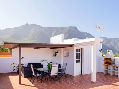 BBQ facilities, View (from property/room), Balcony/Terrace, Dining area, Mountain view