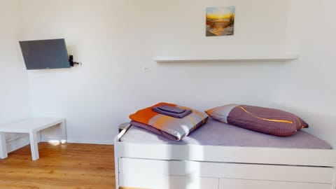 Bed, TV and multimedia, Photo of the whole room, Bedroom