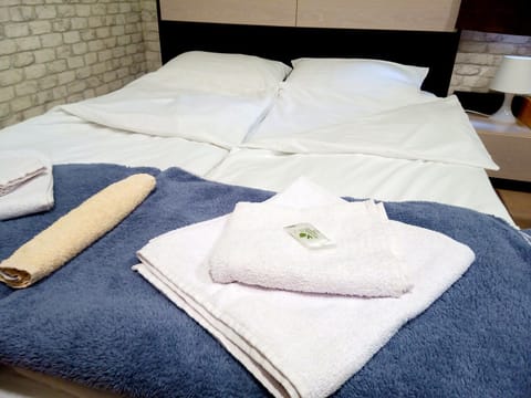 Bed, Bedroom, towels