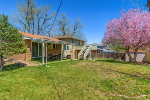 Property building, Spring, Day, Garden, View (from property/room), Balcony/Terrace, Seating area, Dining area, Garden view