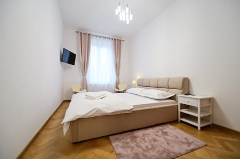 Bed, TV and multimedia, Photo of the whole room, Bedroom, towels