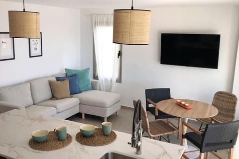 TV and multimedia, Living room, Seating area, Dining area