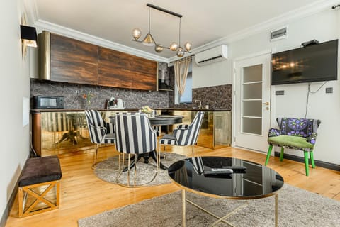 TV and multimedia, Kitchen or kitchenette, Living room, Dining area