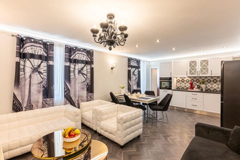 Kitchen or kitchenette, Living room, Seating area, Dining area