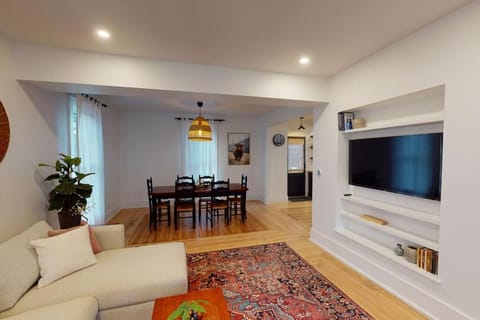 TV and multimedia, Living room, Seating area, Dining area, Evening entertainment