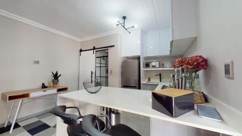 Kitchen or kitchenette, minibar