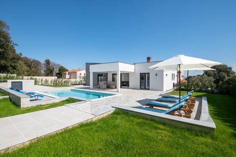 Property building, Patio, Day, Garden, Balcony/Terrace, Garden view, Pool view, Swimming pool, sunbed