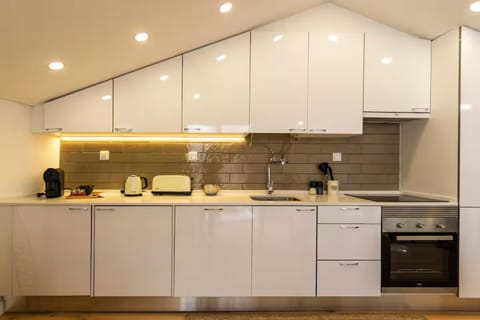 Coffee/tea facilities, Kitchen or kitchenette, oven, stove, toaster