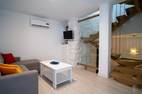 Communal lounge/ TV room, TV and multimedia, Living room, Photo of the whole room, Seating area, Evening entertainment, air conditioner