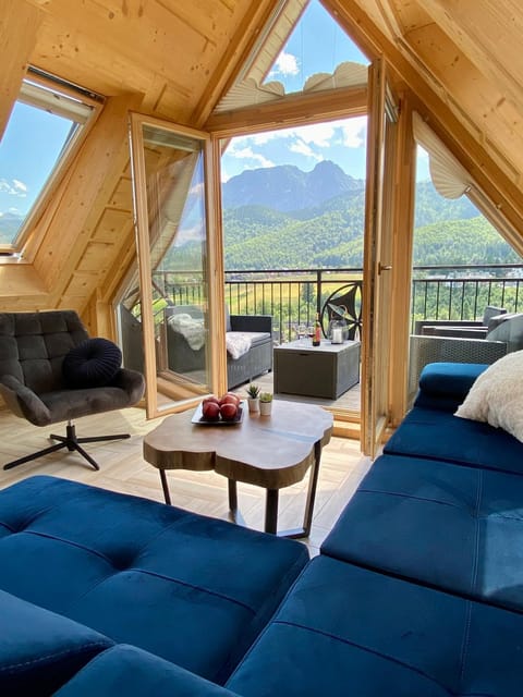 Natural landscape, View (from property/room), Balcony/Terrace, Living room, Seating area, Mountain view