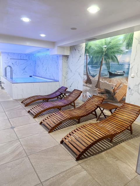 Pool view, Swimming pool, sunbed