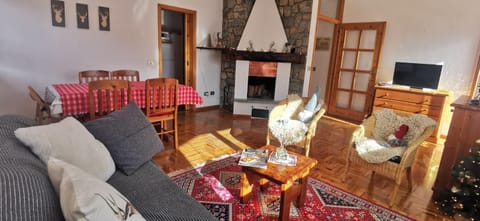 Communal lounge/ TV room, TV and multimedia, Living room, Dining area, flat iron