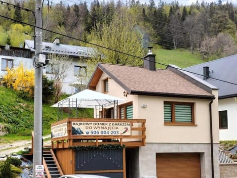 Property building, Restaurant/places to eat, Day, Neighbourhood, Natural landscape, Skiing, Balcony/Terrace, Parking