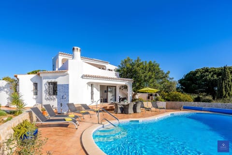 Property building, Day, Garden, Pool view, Swimming pool, Swimming pool, sunbed